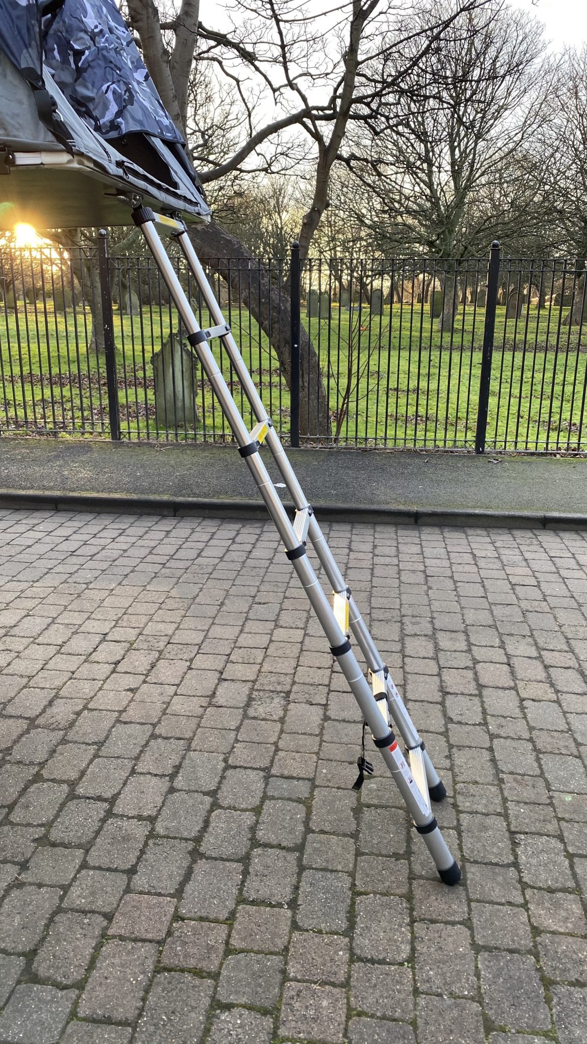 A cheap quick release DIY telescopic roof tent ladder