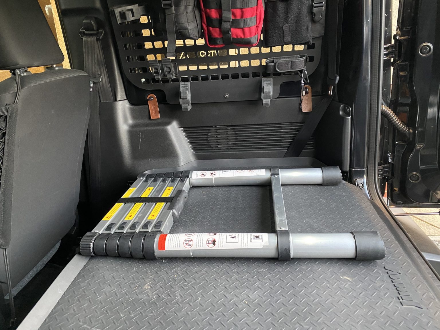 A cheap quick release DIY telescopic roof tent ladder