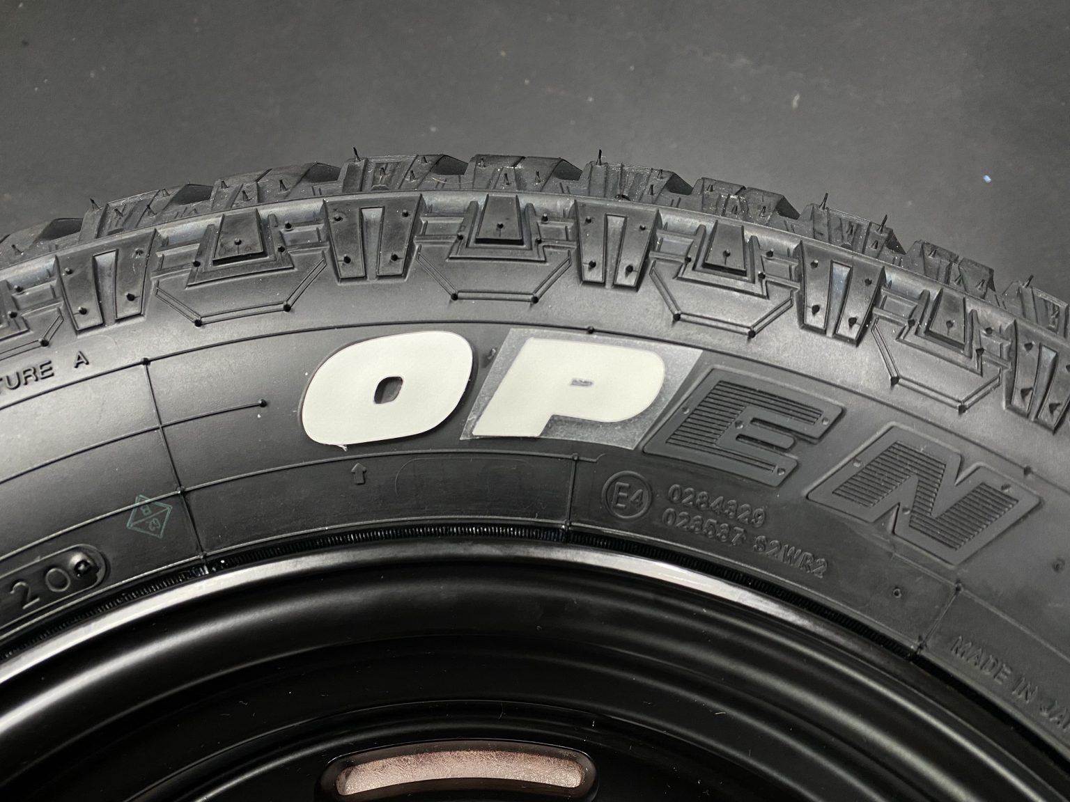 How to fit Custom White Tyre Lettering onto Toyo open Country A/T tyres Geordie Jimny